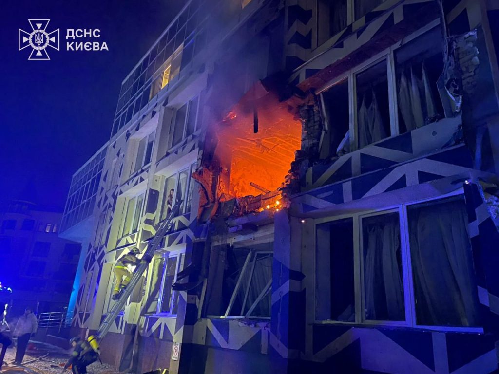 Зеленски: Болница во Киев е погодена при руски напад во текот на ноќта, има загинати и повредени