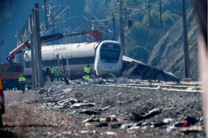 Родителите и братот загинаа во судирот на возови во Шпанија, 6 годишно девојче ја преживеа несреќата