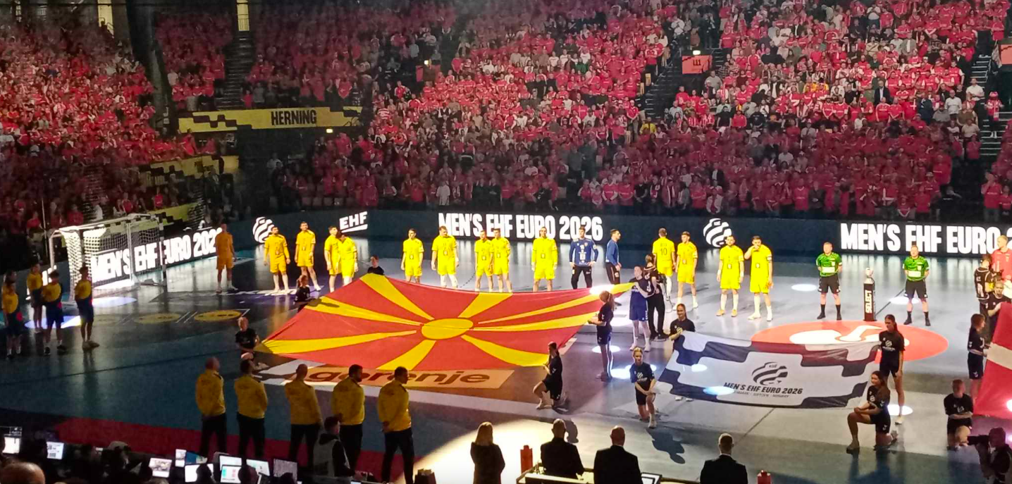 Ракометарите и навивачите во еден глас ја испеаја „Денес над Македонија“ во огромната сала во Хернинг (Видео)