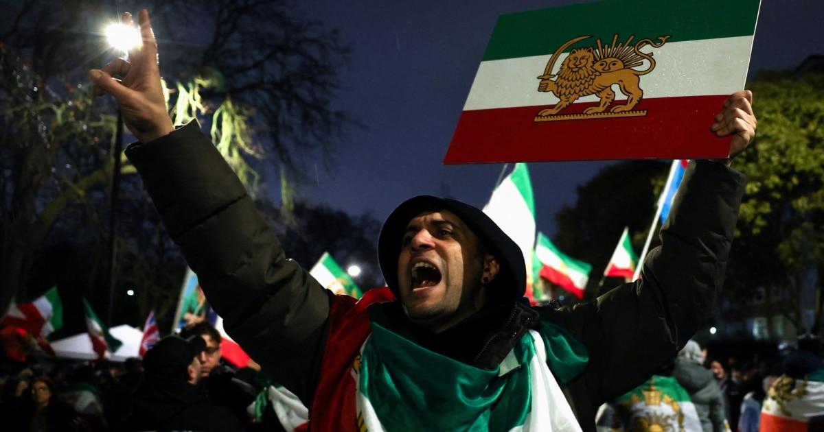 Трамп ги разгледува опциите за Иран додека продолжуваат смртоносните протести