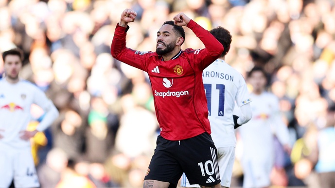 Шест дефанзивци во стартниот состав, десеткуваниот Манчестер јунајтад до бод против Лидс (ВИДЕО)