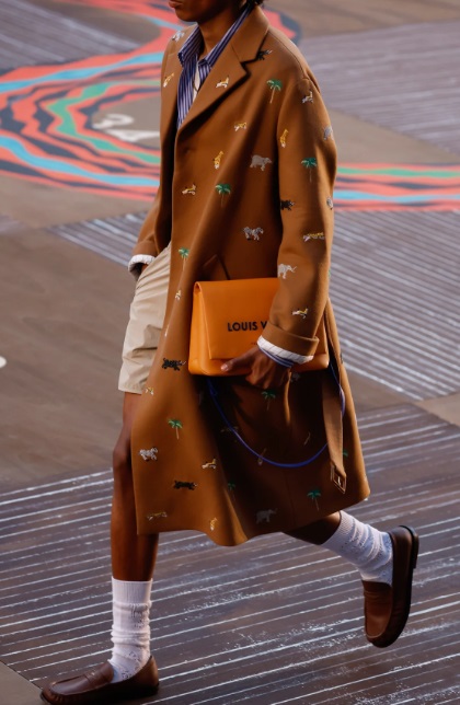 ЛУКСУЗНИТЕ БРЕНДОВИ ПРЕТРПЕА УДАР ПОРАДИ ВИСОКИТЕ ЦАРИНИ, РЕКОА ДИЗАЈНЕРИТЕ НА МАШКАТА МОДНА НЕДЕЛА ВО ПАРИЗ