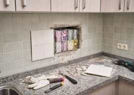 Судијата ги криел парите во ѕид зад кујнските плочки