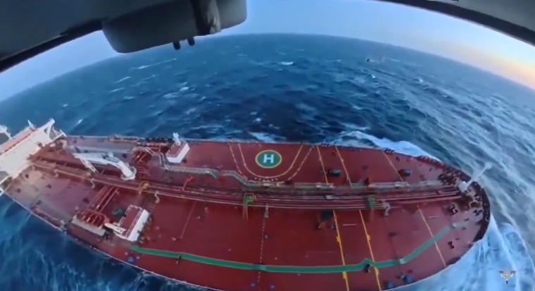 (Видео) Француската морнарица пресретна руски танкер во Средоземјето, објавена снимка