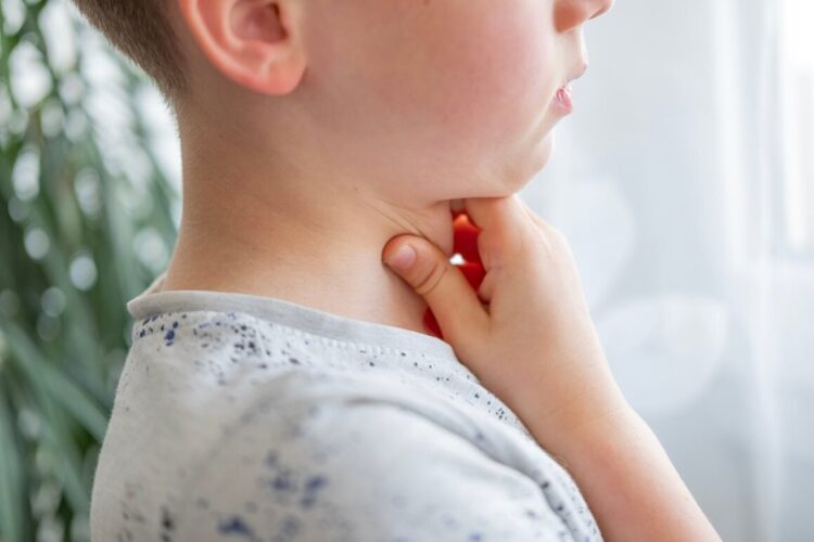 ДЕТСКИ БОЛЕСТИ ВО ЗИМА: Црвено грло кај детето – ангина или само вирус?