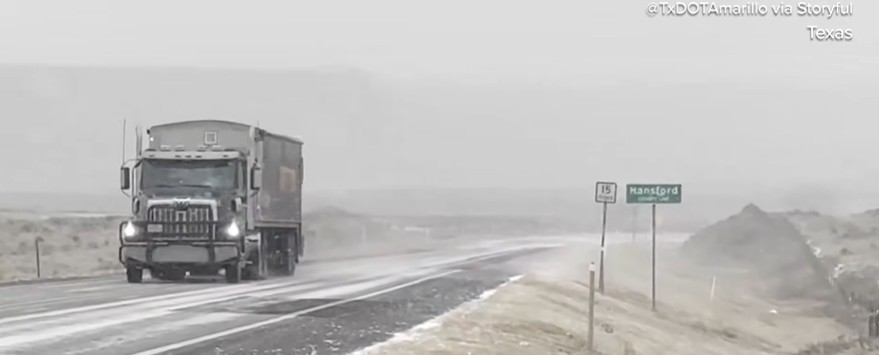 ПРОГЛАСЕНА ВОНДЕРНА СОСТОЈБА ВО 20 ДРЖАВИ! Америка под удар на брутална снежна бура: стотици илјади луѓе без струја, откажани летови