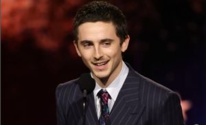 (ФОТО) ТИМОТИ ШАЛАМЕ КОНЕЧНО ПРЕД СИТЕ И’ КАЖАЛ ДЕКА ЈА САКА: Зеде важна награда, а потоа ја изјави својата љубов кон Кајли Џенер