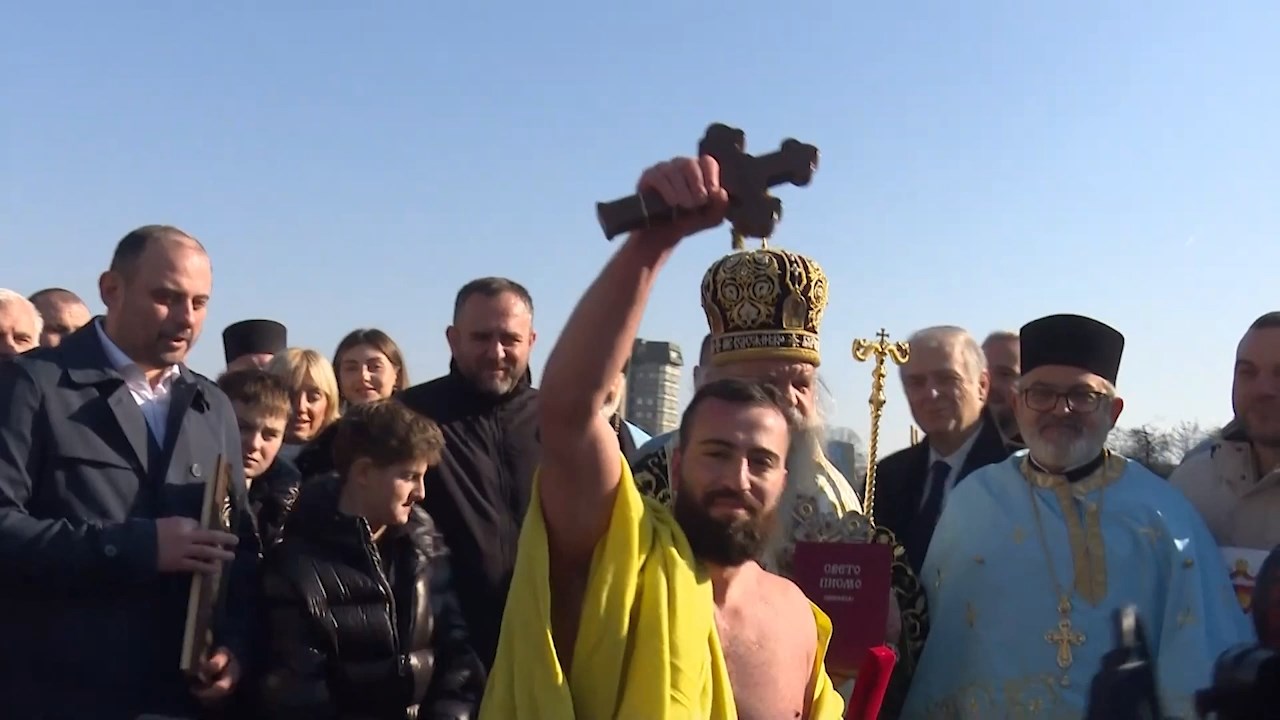 Дарко Митровиќ од општина Центар го фати крстот во реката Вардар
