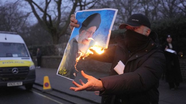 НАД 5.000 ЗАГИНАТИ ВО АНТИВЛАДИНИТЕ ПРОТЕСТИ ВО ИРАН