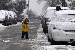 Снег падна во Грција – наставата во училиштата прекината, сообраќајот е во хаос