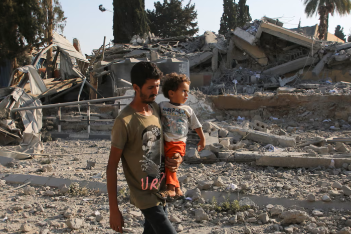 Силна бура во Газа уништи илјадници шатори на раселените семејства