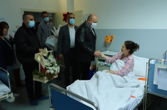 Се роди првото бебе во Куманово годинава, Димитриевски со подароци за мајката