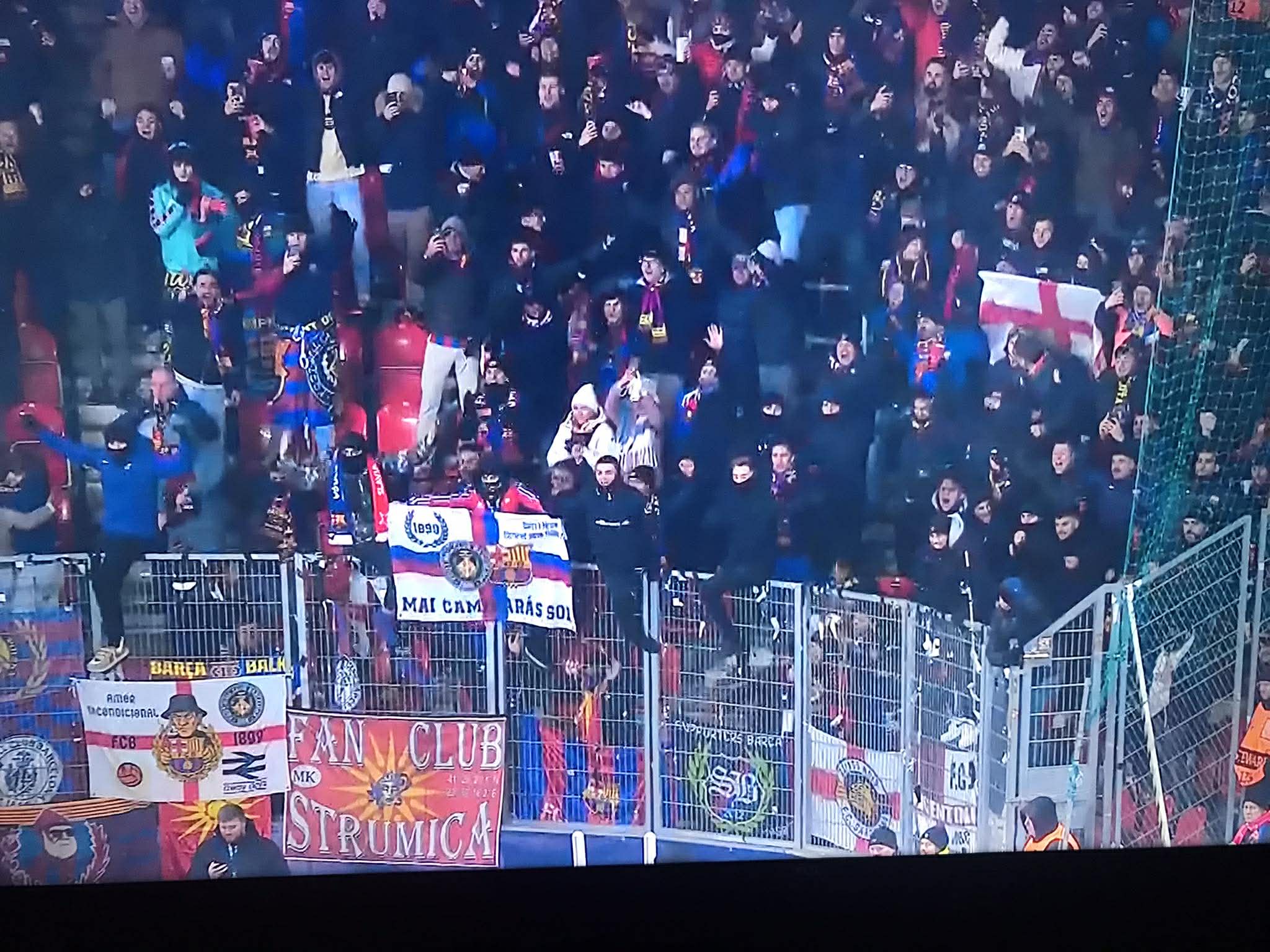 Македонското сонце сјаеше и во Прага, овојпат во чест на Барселона (Фото)