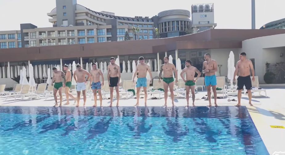 Пелистерци се фрлија во базен во Анталија за Водици! (ВИДЕО)