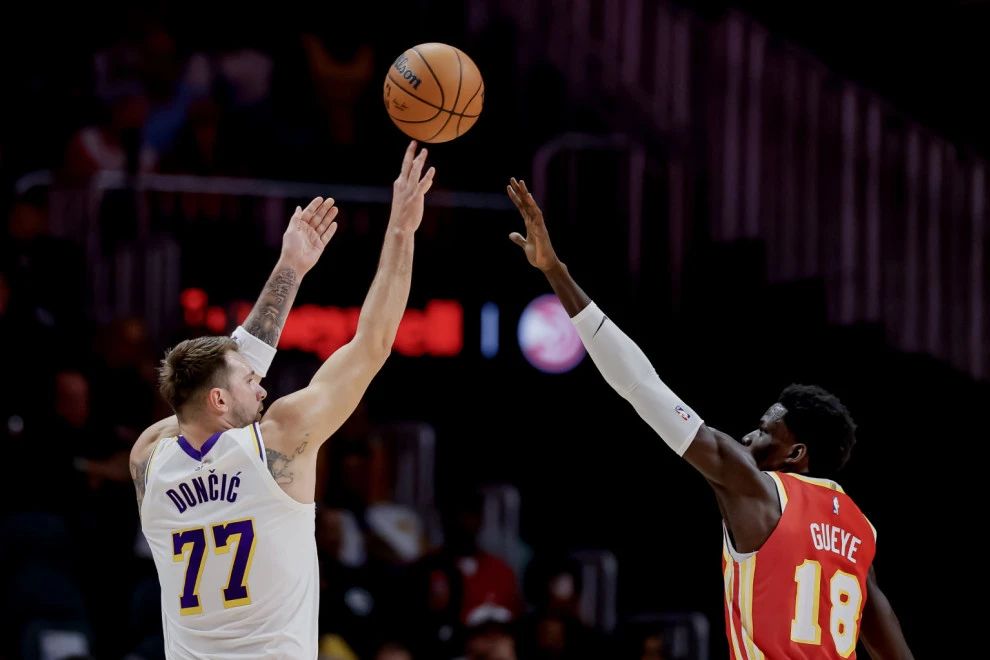 Леброн остана во чудо: Дончиќ на Бадник погоди луда тројка за победа на Лејкерс (ВИДЕО)