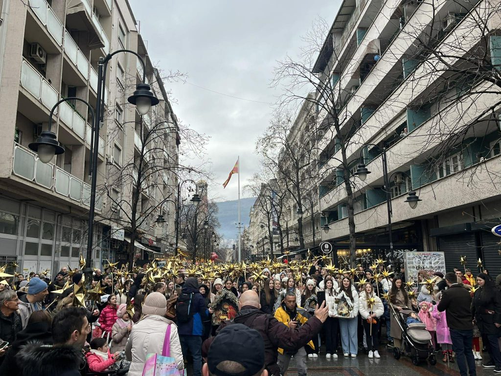 (ФОТО+ВИДЕО) Неколку илјади деца учествуваа во бадниковите поворки низ целата земја