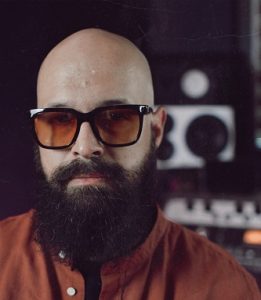 Денес роденден прославува Дамир Пух – еден од најинвентивните гитаристи и продуценти на современата македонска музичка сцена