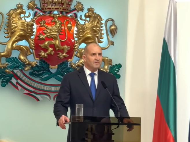 Румен Радев поднесе оставка од функцијата шеф на државата