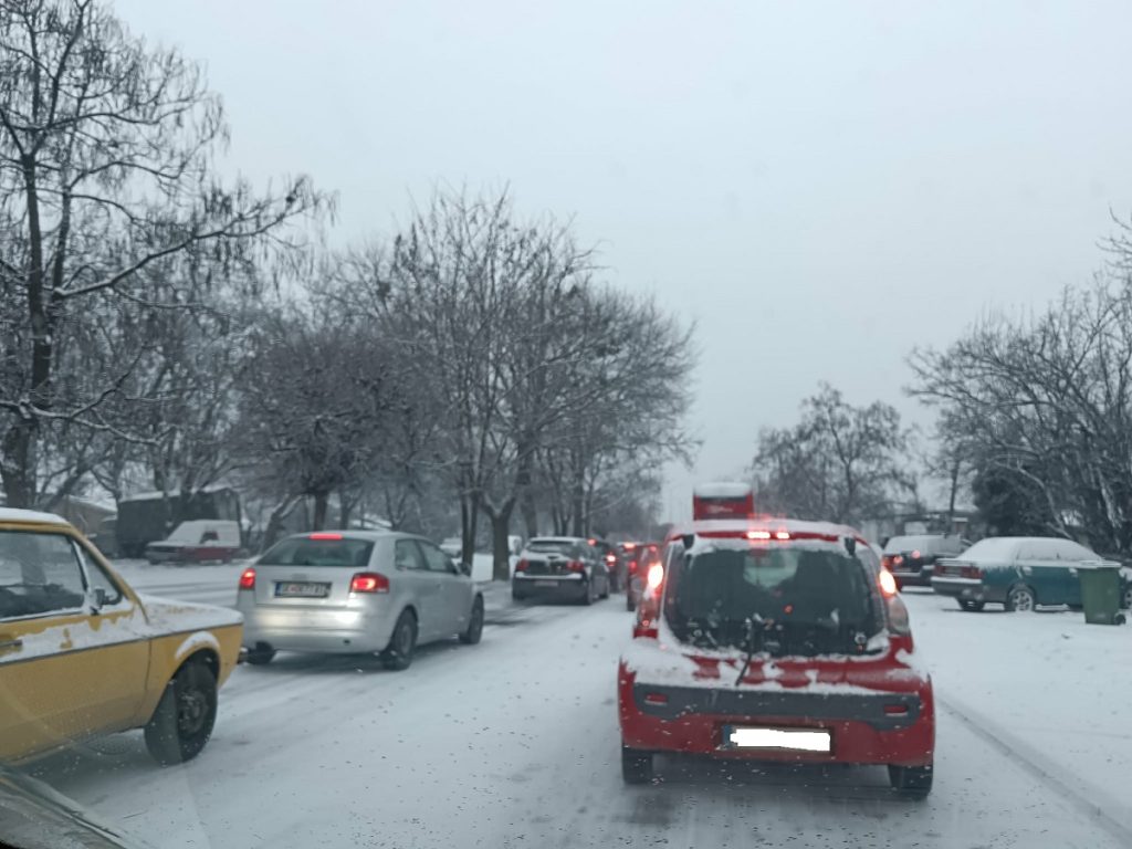 (ФОТО) Скопје под снег – сообраќаен хаос и неисчистени улици
