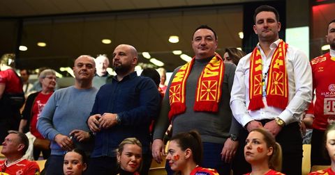 Сигурно сега му е потешко: Министерот Ристовски од трибините ја бодри Македонија (ФОТО)