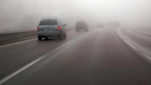 Отежнат сообраќај поради магла кај Тетово и одрон кон Струмица