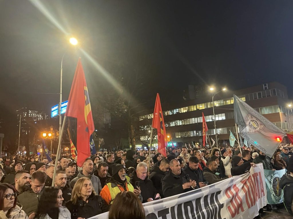 (ФОТО) Бараме поголеми плати – порачаа работниците на протестот на ССМ