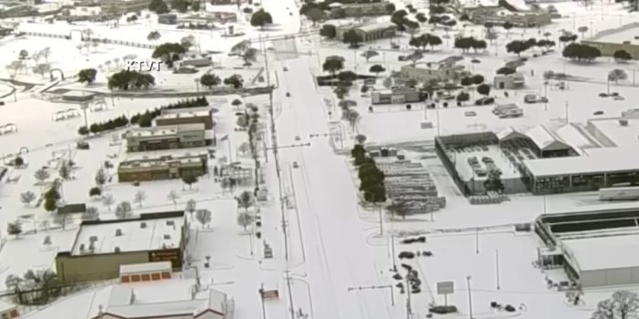 СНЕЖНА БУРА ВО САД: Загинаа 7 лица, без струја многу домови, затворени училишта, патишта и откажани се летови од Тексас до Нова Англија