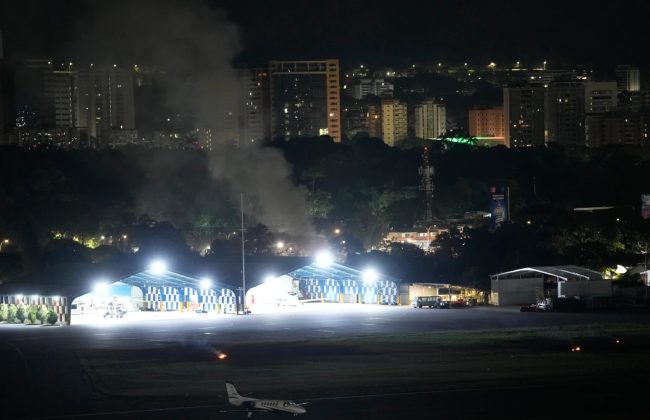 ЕКСПЛОЗИИ И ПРЕЛЕТИ НА АВИОНИ СЕ СЛУШНАЛЕ ВО КАРАКАС