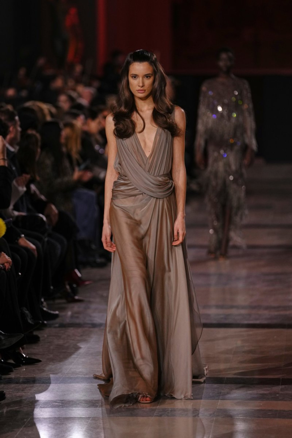 Најубавите фустани на модната ревија во Париз: Чипка и кристали, а сите беа воодушевени од оваа венчаница (ФОТО)