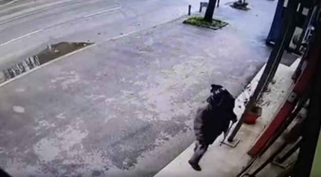 (видео) БУГАРСКА АМБАСАДА ВО СКОПЈЕ: Бугарија обвинува за „хулигански напад“ по удар со рака и оштетено стакло од влезната врата