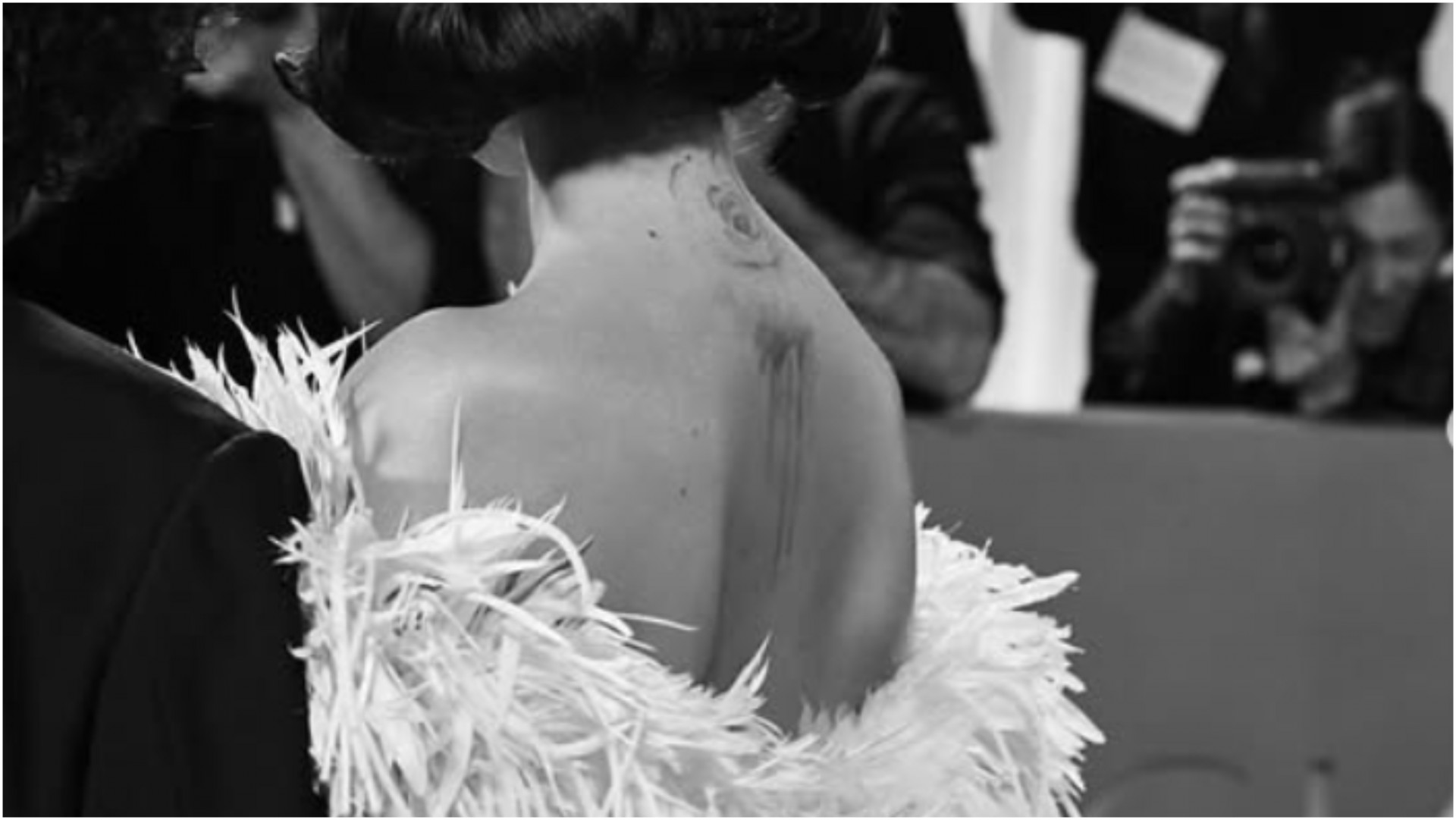 Шиен е 323 часа, а деталите на грбот го прават магичен! Ова е најзборуваниот фустан после Златните глобуси