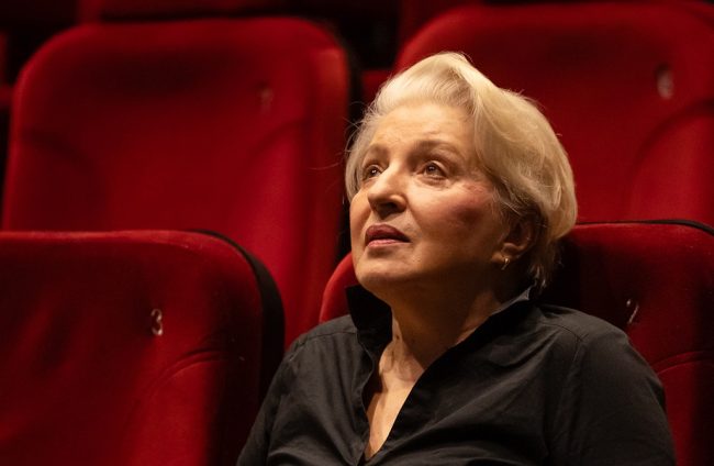 МАЖЕНА СУМ ЗА ТЕАТАРОТ, А ФИЛМОВИТЕ СЕ МОИ ЉУБОВНИЦИ, РЕЧЕ АКТЕРКАТА МИРЈАНА КАРАНОВИЌ ПО ПРЕМИЕРАТА НА „МАЈКА МАРА“ ВО СКОПЈЕ