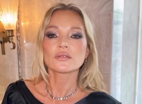 Кожнo мини здолниште, тантела и гламур: Сите го насочија вниманието кон Кејт Мос кога се појави во облека што малку жени би се осмелиле да ја облечат