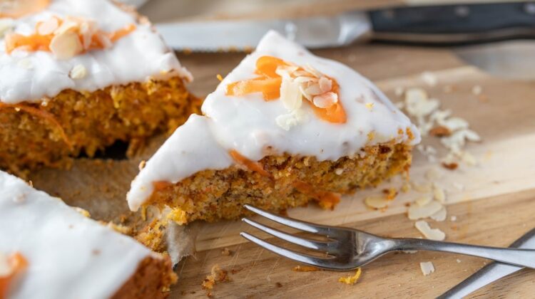 РЕЦЕПТ НА ДЕНОТ: Сочен колач од кој се лижат прсти