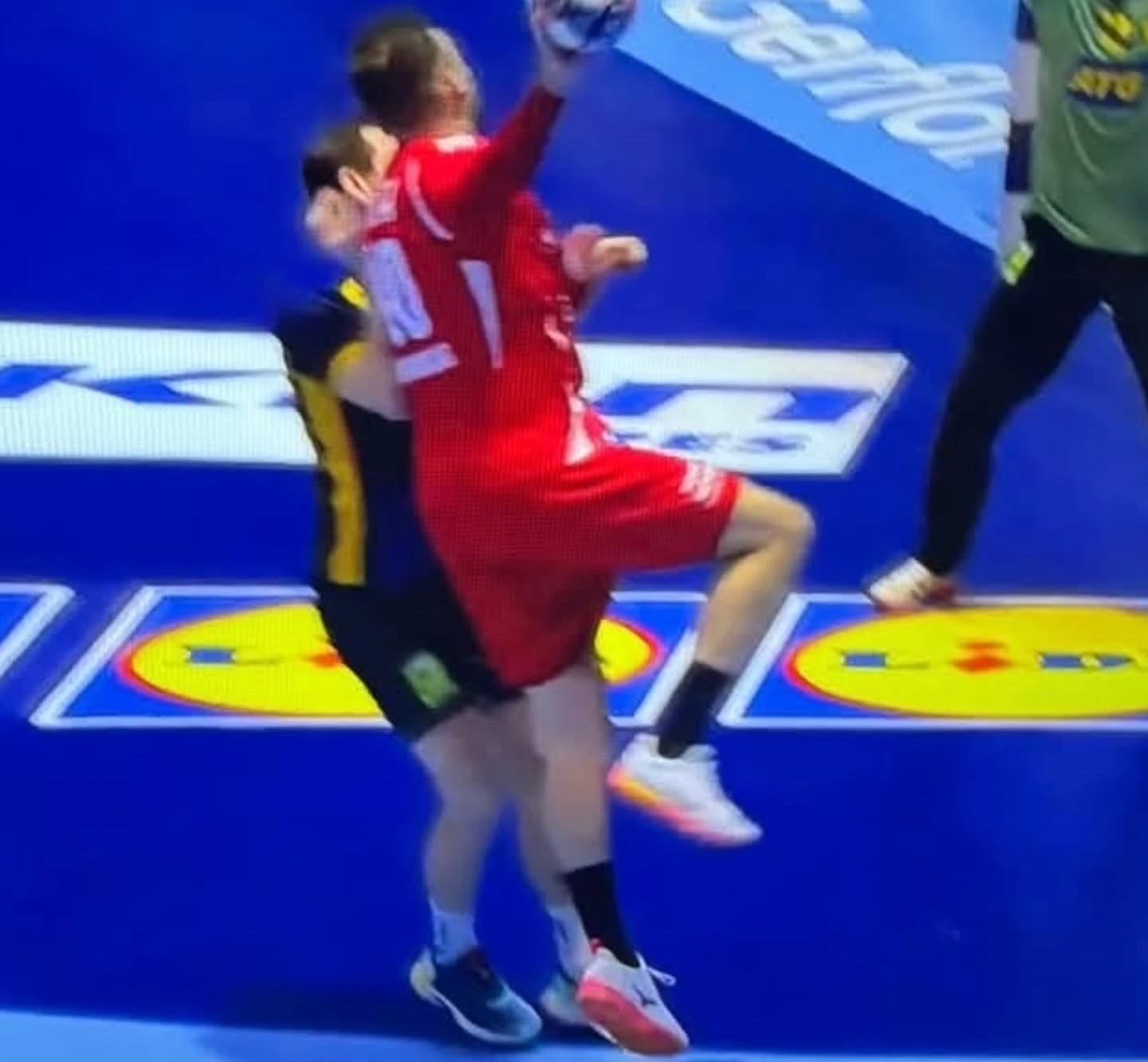 Пенал како планина за Унгарија – сите видоа, само судиите не! (ВИДЕО)