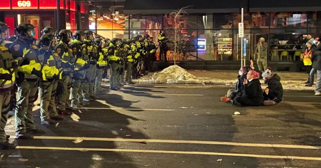 НАД 1.000 ПРОТЕСТИ НИЗ САД ПО УБИСТВОТО НА РЕНЕ ГУД ОД СТРАНА НА АГЕНТ НА ИМИГРАЦИСКАТА СЛУЖБА