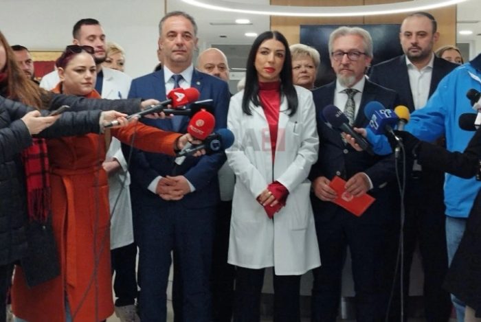 ПОСЕТА КАЈ ПРВОТО БЕБЕ: Евгенија се роди на полноќ со царски рез, со 2,8 кг и 48 см и е трето дете на 38-годишната Емилија Камчева