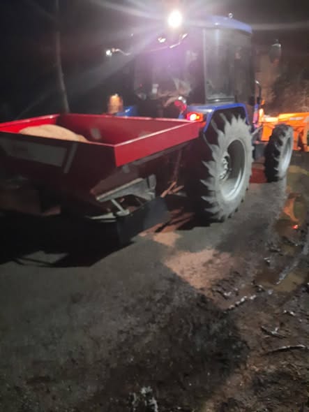 Дежурните екипи на ЈП „Охридски Комуналец„ ноќеска интервенираа со абразивни средства во повисоките населени места