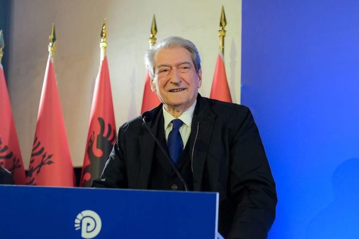 БЕРИША ПРЕД УТРЕШНИОТ МАСОВЕН ПРОТЕСТ: Му велам на Рама, ако си маж, остани во канцеларија