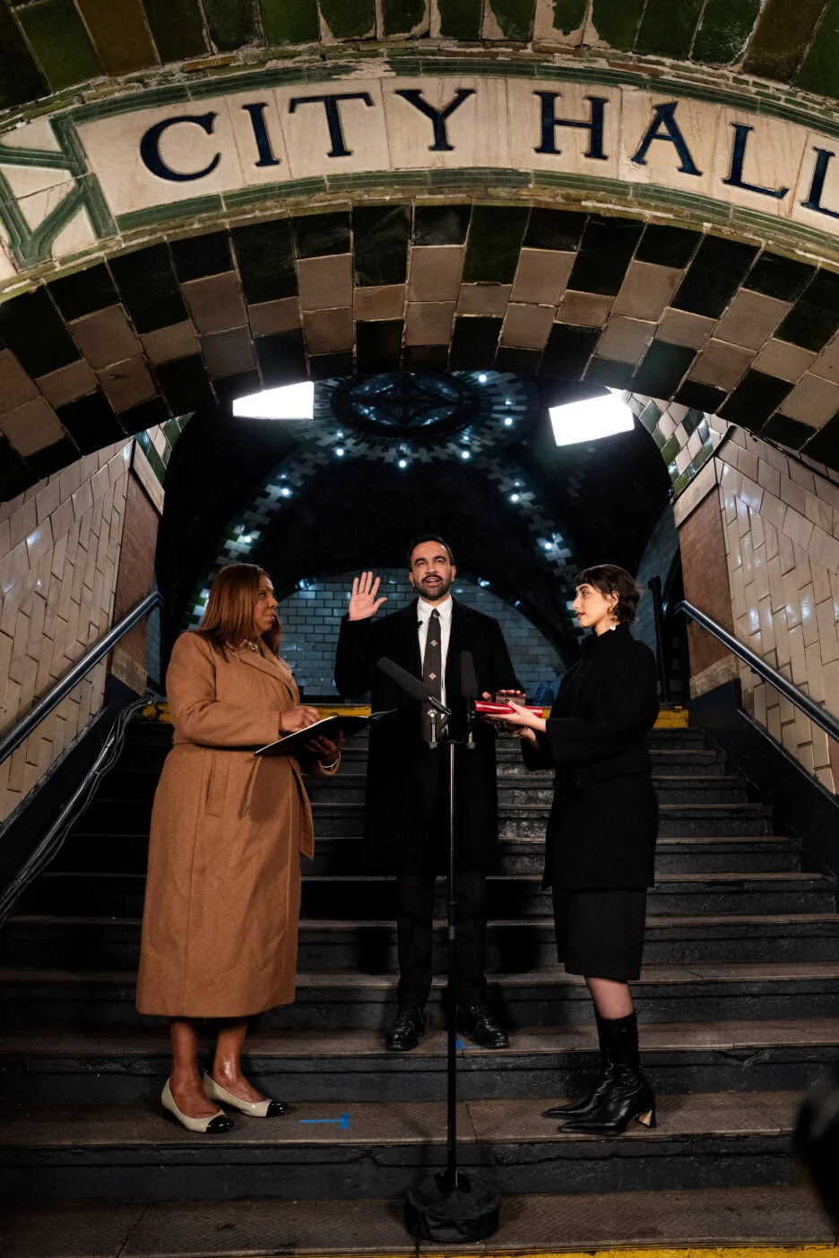 Рама Дуваџи во капут на палестински дизајнер на инаугурацијата на нејзиниот сопруг, чизмите од 630 долари го крадат шоуто