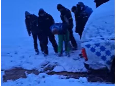 НОЌНА АКЦИЈА НА ПОЛИЦИЈАТА И ДЗС: Спасени вработени во А1 кај Лазарополе