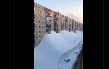 (ВИДЕО) СНЕГ ДО ПЕТТИ КАТ НА КАМЧАТКА: Нешто невидено во последните 60 години – службите за итни случаи апелираат граѓаните да не скокаат од прозори