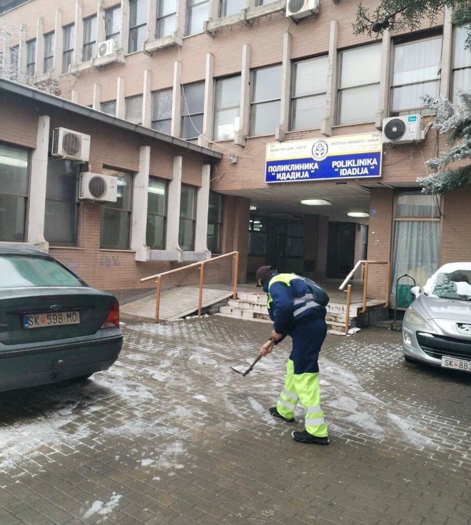 Општина Центар го расчистува снегот, телефоните отворени за пријави