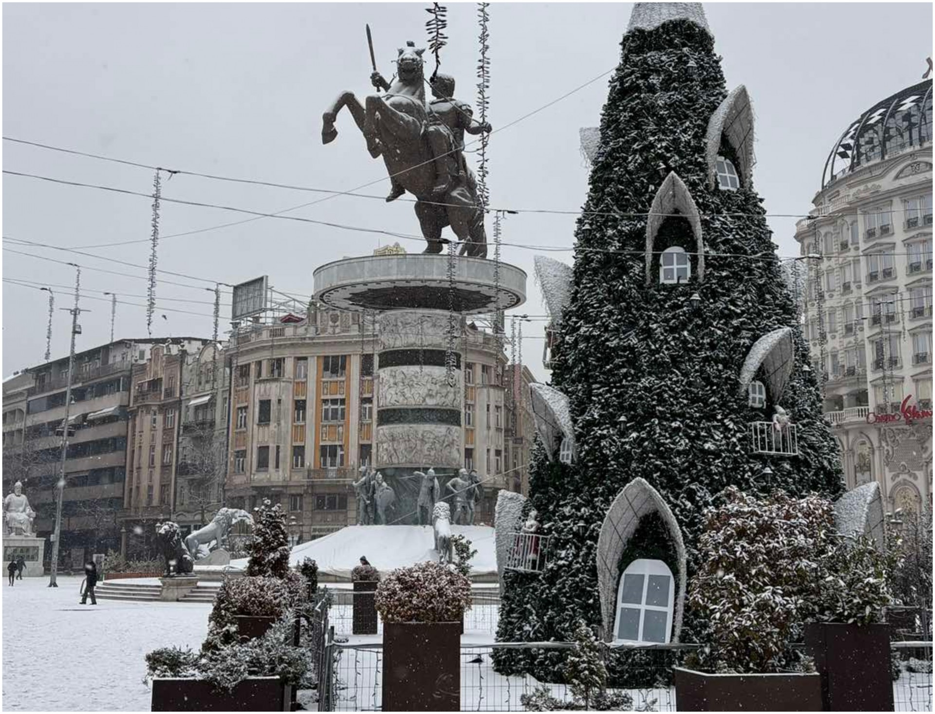 ГАЛЕРИЈА: Добро утро од снежно Скопје!