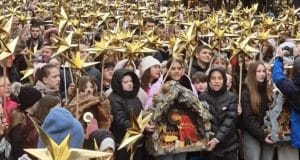 МАСОВНА ПОСЕТЕНОСТ: Со пеење на „Вечниот Бог“ децата го најавија Христовото раѓање