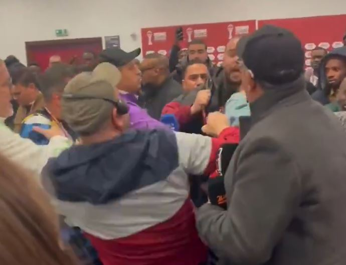 Почнаа фудбалерите, па продолжија да се тепаат новинарите