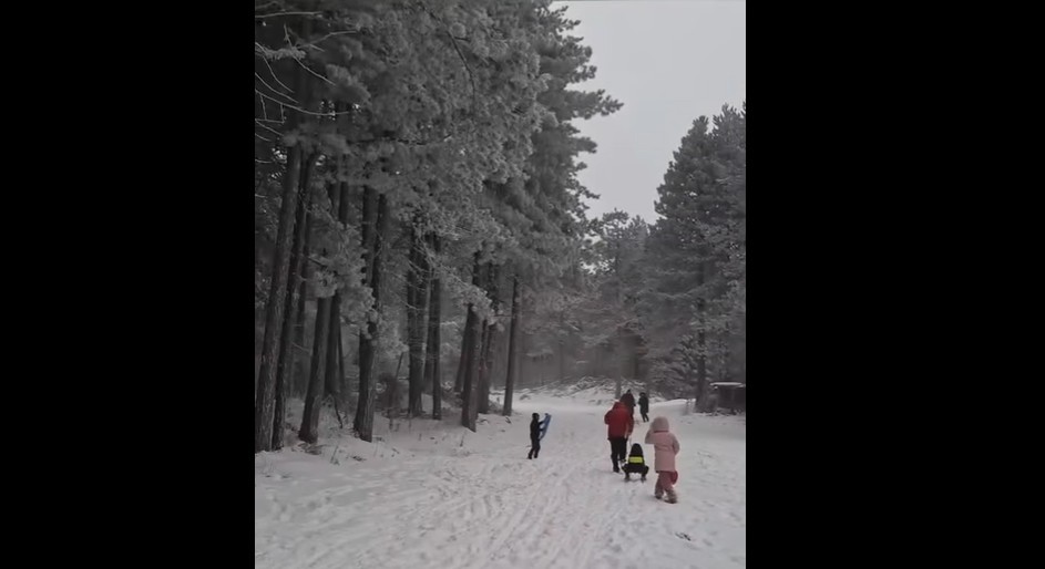 СНЕГОТ ГИ НАПОЛНИ СКИ ЦЕНТРИТЕ НИЗ МАКЕДОНИЈА – еве како беше викендов, многу луѓе ги посетија омилените зимски дестинации