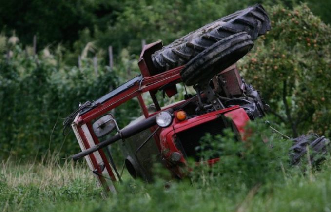 Струмичанец загина откако со тракторот паднал во речното корито на река Тркање