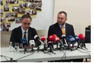 За новогодишната ноќ двајца возрасни и пет деца беа хоспитализирани поради посериозни повреди на прстите, кај дел од нив беше извршена ампутација