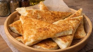 КРЦКАВИ ТРИАГОЛНИЦИ ОД ТОРТИЉИ СО СИРЕЊЕ: Предлог за брз појадок или вечера